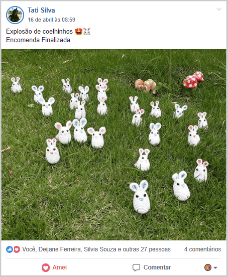 Amigurumi de coelhos no jardim.